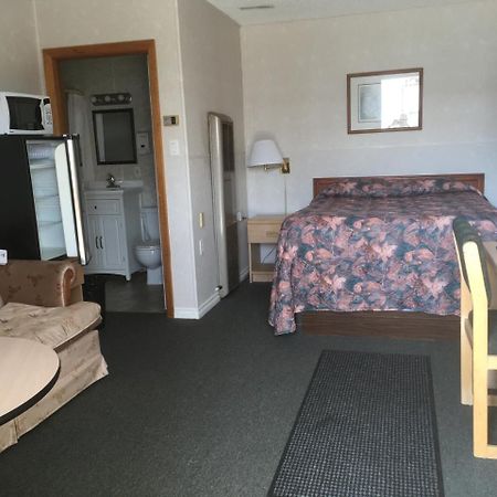 Winkys Motel Estevan Экстерьер фото