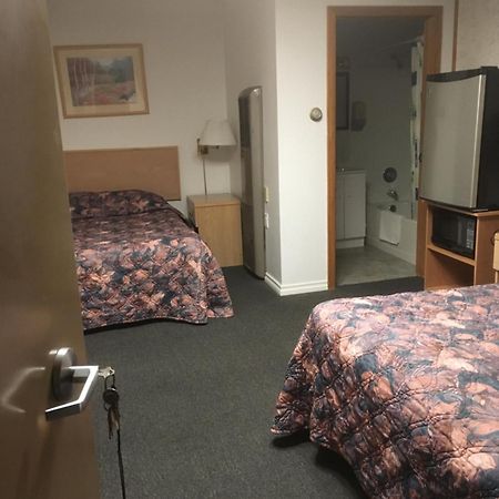 Winkys Motel Estevan Экстерьер фото