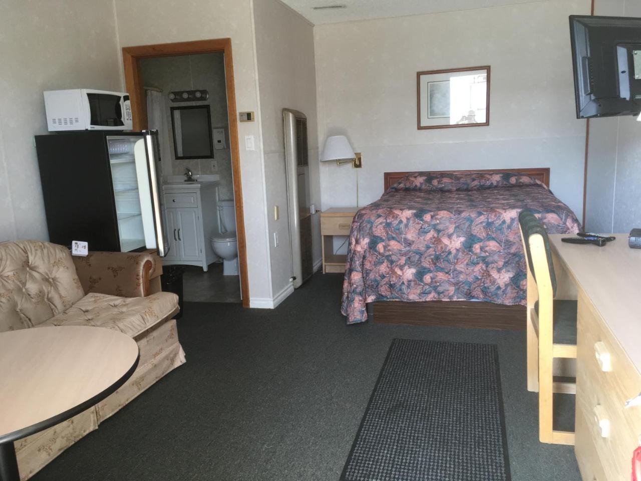 Winkys Motel Estevan Экстерьер фото
