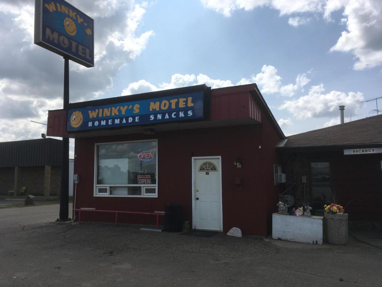 Winkys Motel Estevan Экстерьер фото