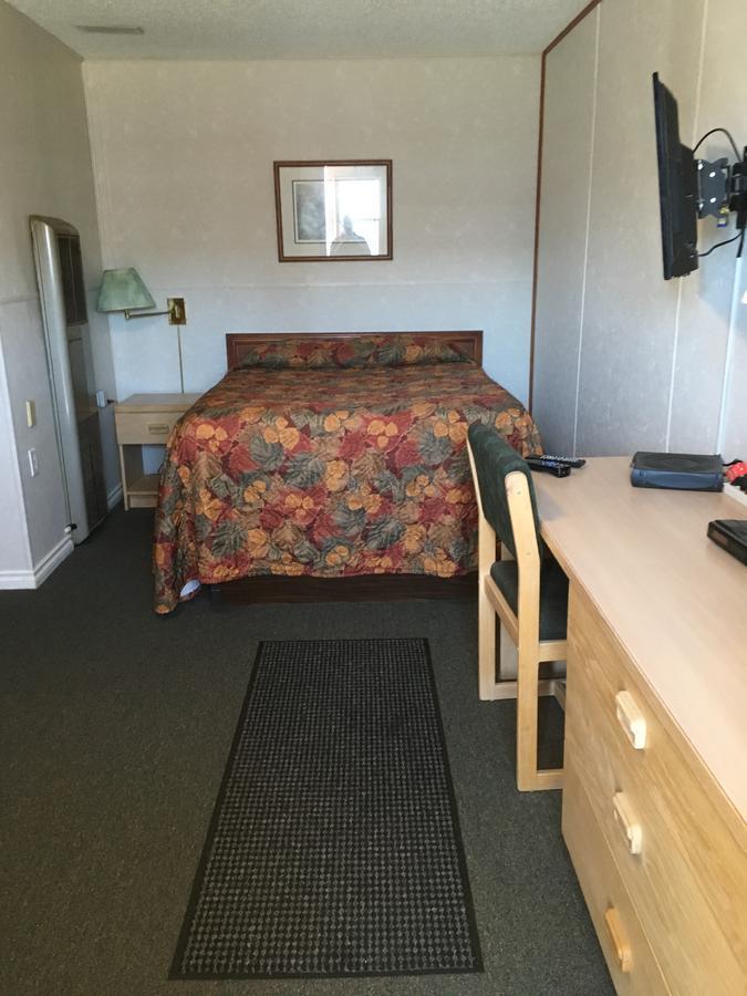 Winkys Motel Estevan Экстерьер фото