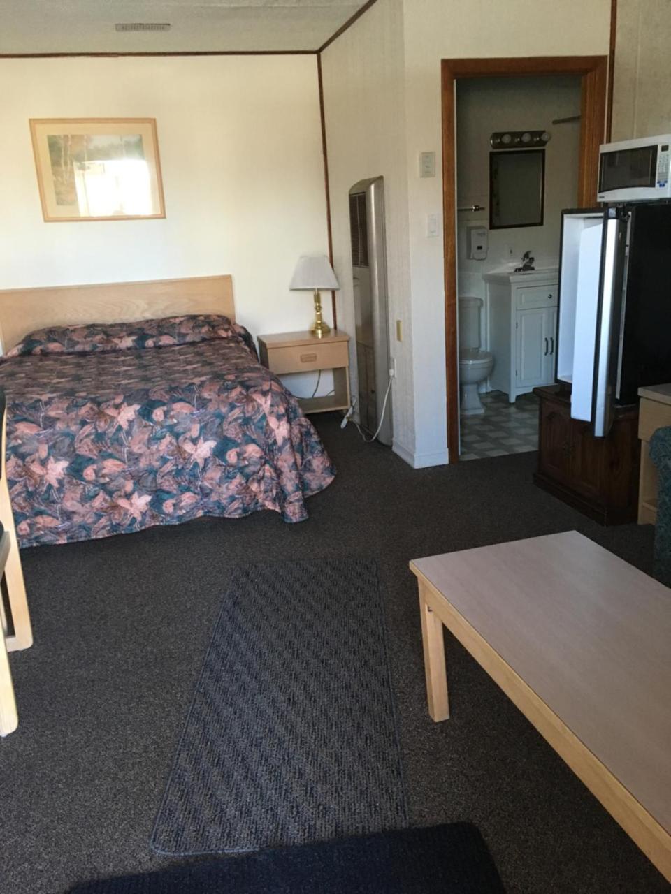 Winkys Motel Estevan Экстерьер фото