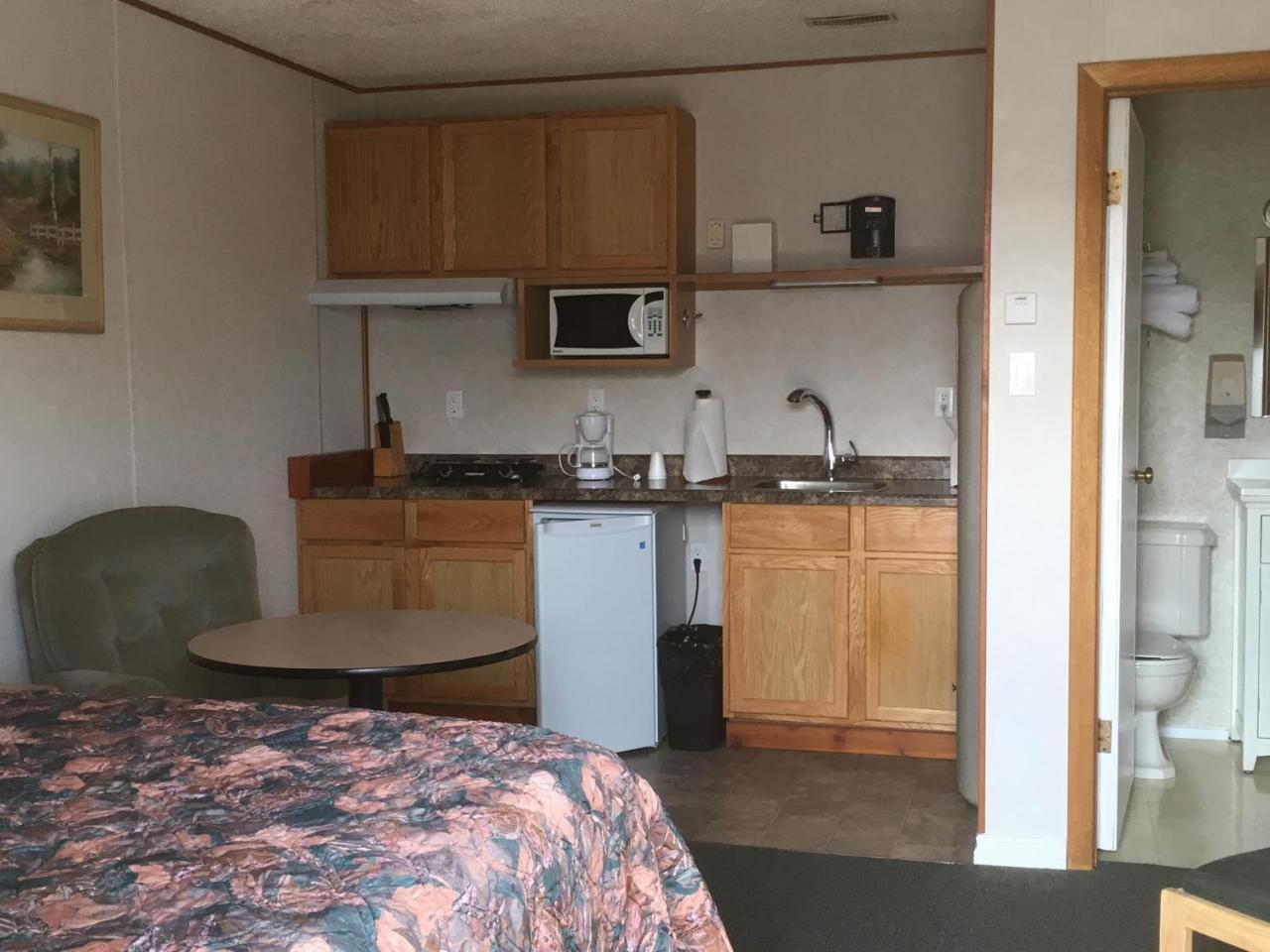 Winkys Motel Estevan Экстерьер фото