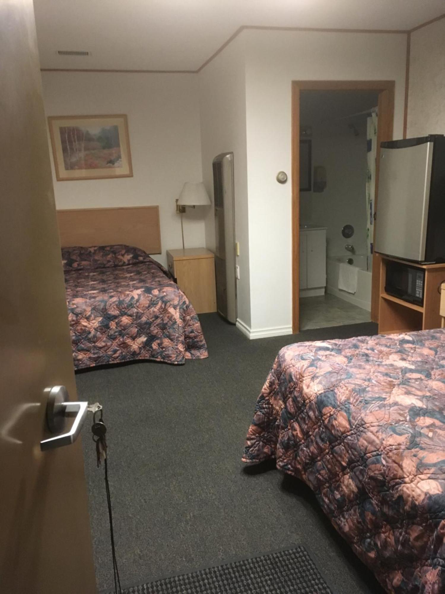 Winkys Motel Estevan Экстерьер фото